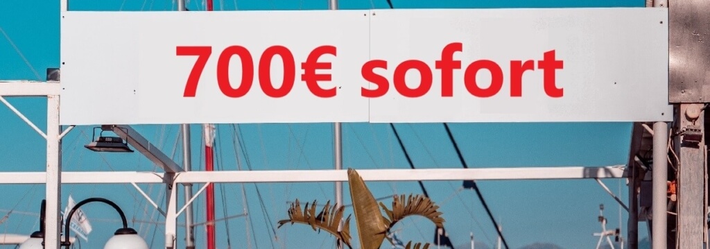 700 Euro sofort Urlaubschild mit Palmen im Hintergrund